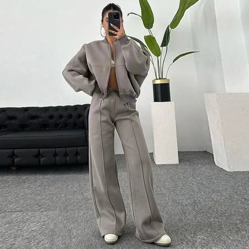 Casual Women's Sweatshirt & Pants Set with Zipper